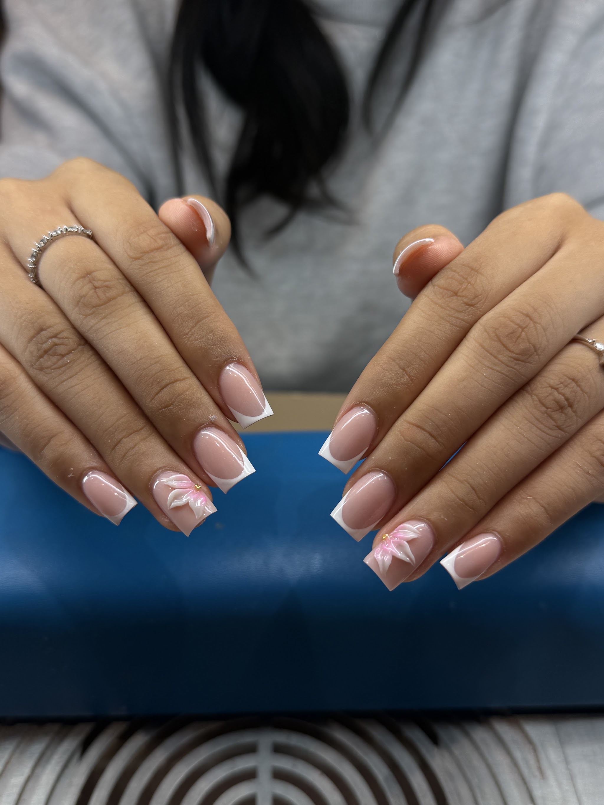Naturelkleurige nagels met witte details