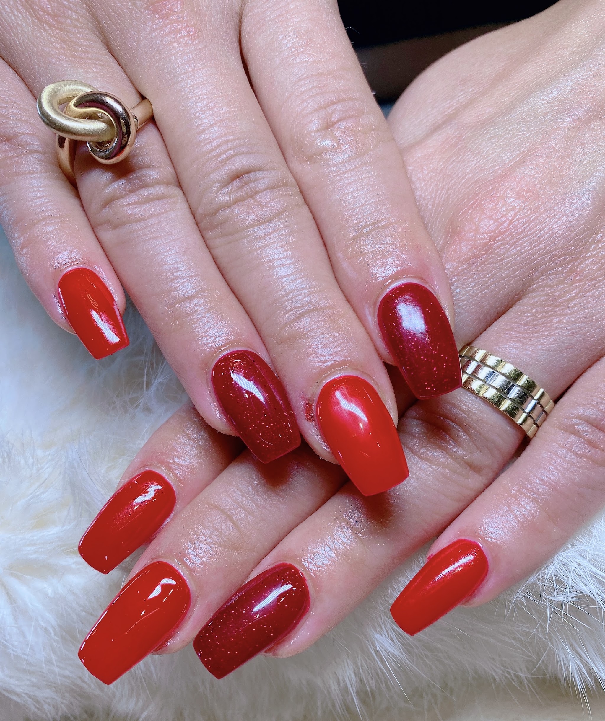 Afgewerkte glanzende rode acrylnagels