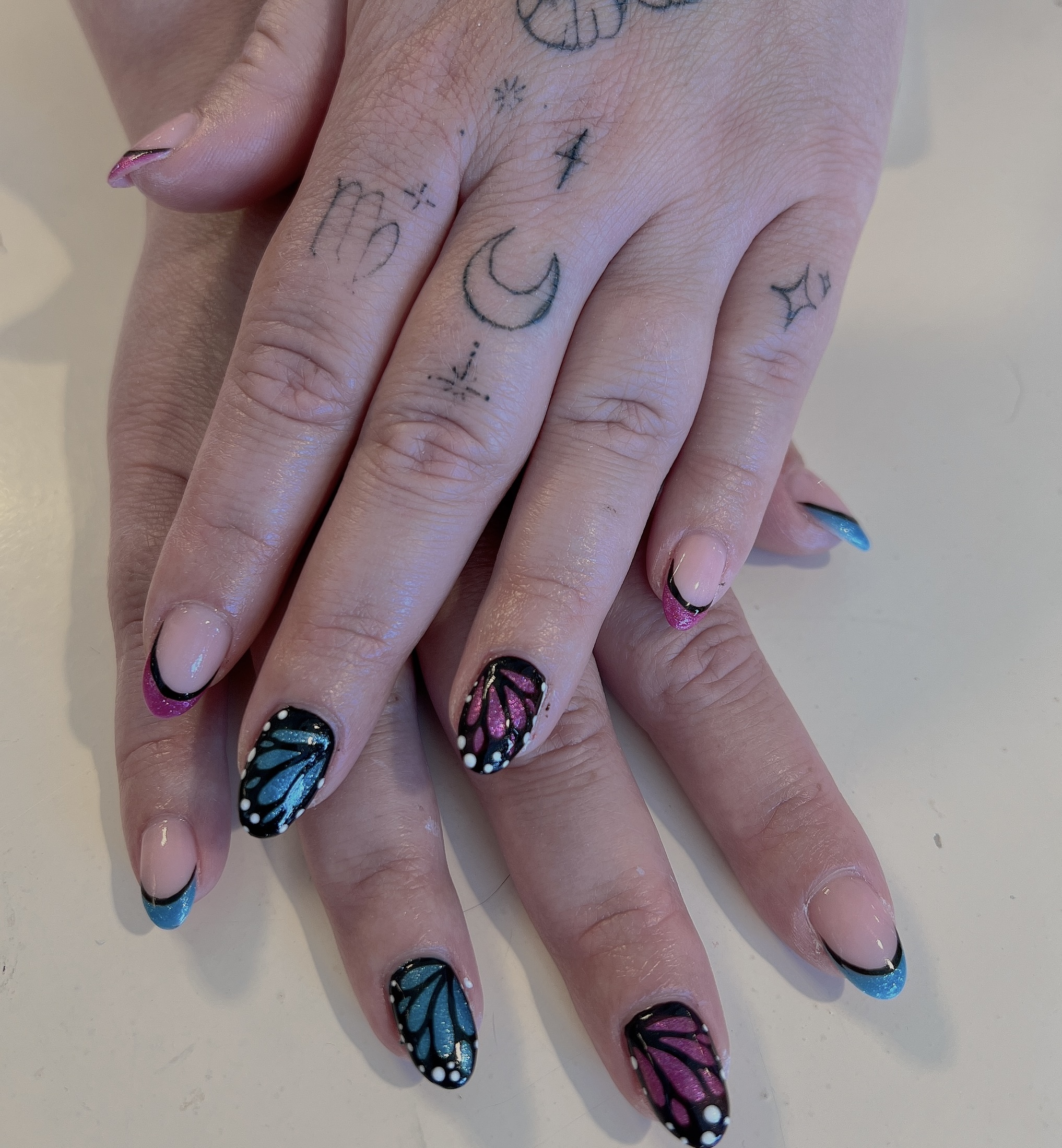 Nageldecoratie met kleurrijke vlindermotieven