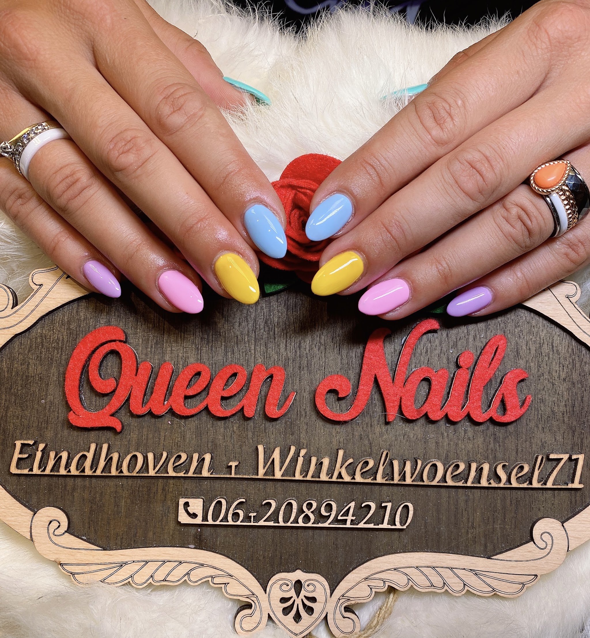 Kleurrijke nagels in geel, roze en blauw