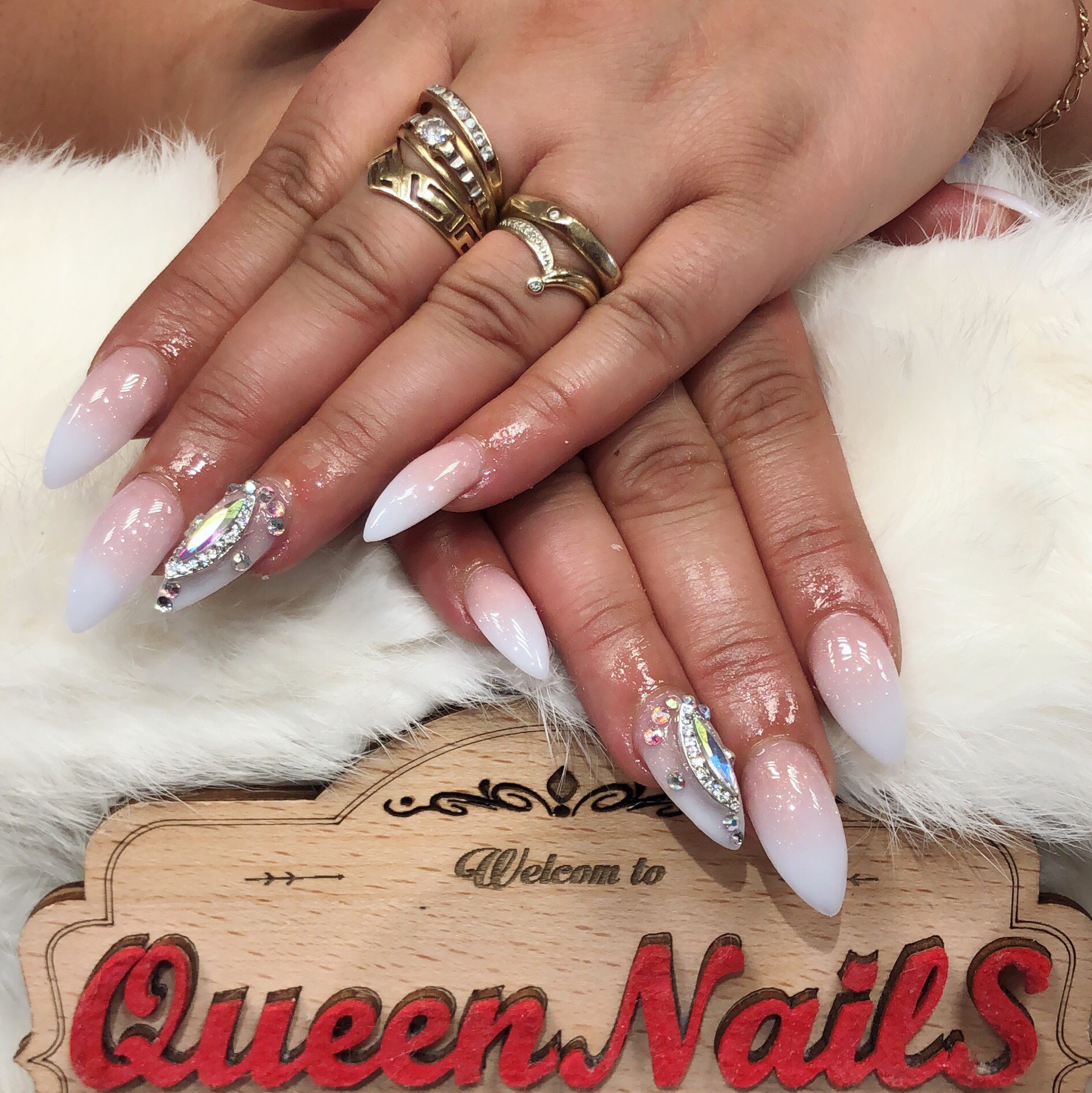 Zachtroze nagels met glinsterende decoratie