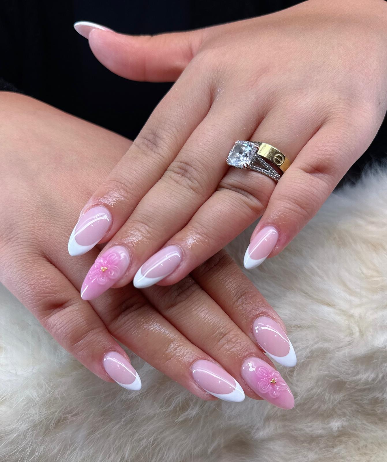 Roze en witte nagels met glinsterende accenten